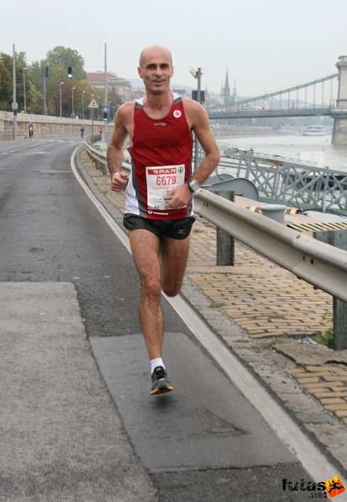 Szirmai Zoltán 30 km-es távon, aki a múlhéten teljesítette a Berlin Marathont a leggyorsabb magyarként Budapest Marathon futás