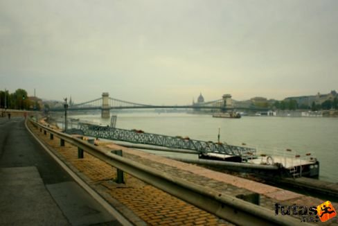 a még üres budai rakpart, a Lánchíd és az Országház Budapest Marathon futás
