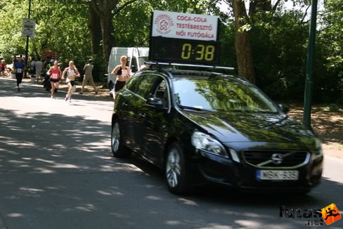 7,5 km futás felvező autója Coca-Cola Női Futógála futás