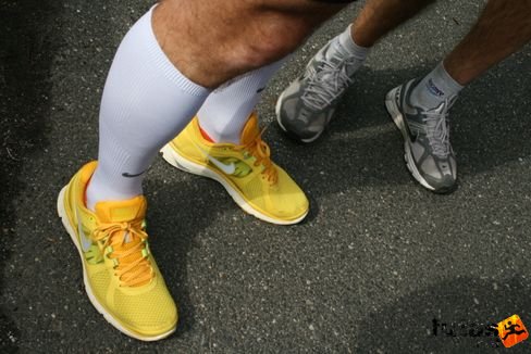 a szupertiszta sárga Nike futócipő Tóparti Futóparti futás