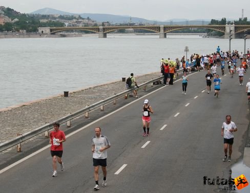 maraton és félmaraton váltó- futás a pesti rakparton KH maraton váltó futás