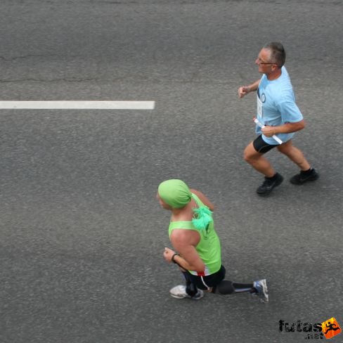 futók KH maraton váltó futás