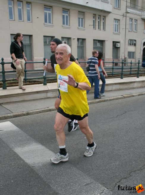 Kisszékelyi József - Józsi bácsi 75 évesen a  K&H olimpiai félmaraton egyéniben fut KH maraton váltó futás