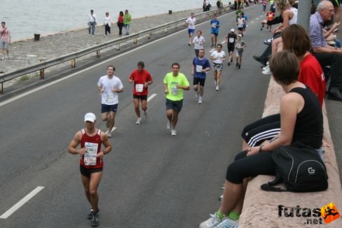 futók és szurkolók rakparton KH maraton váltó futás
