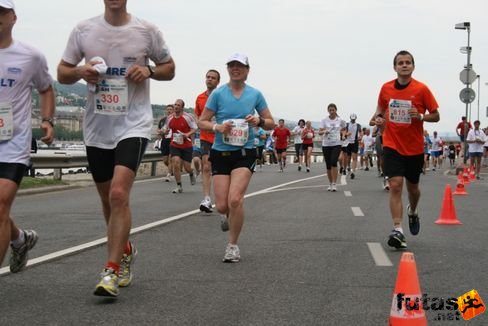 maratoni futók 800 KH maraton váltó futás