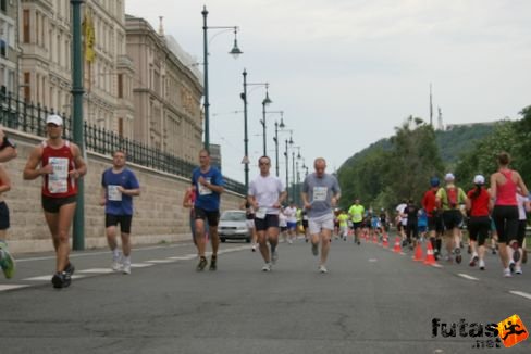 futók a pesti rakparton KH maraton váltó futás