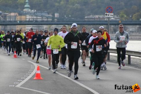 félmaratoni futók futnak a rakparti szélben Vivicittá futás