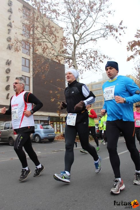 futás a Balaton Hotel előtt Balaton Marathon futás