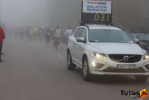 volvo autó intersport felirattal Balaton Marathon futás