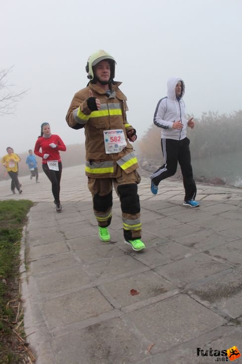 tűzoltó  a Balatonnál Balaton Marathon futás