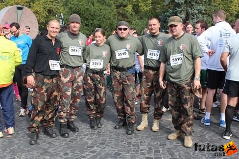 Lövészdandár csoportkép az 56-osok terén Történelmi váltófutás és Nato futás futás
