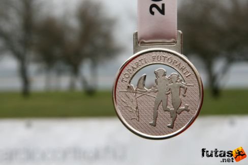 VIII. Tóparti Futóparti érem - háttérben a tóval VIII. Tóparti Futóparti futás