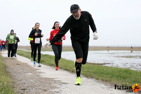 futás a tó körül ( 24 km Dinnyés magasságában) VIII. Tóparti Futóparti futás