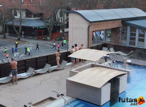 maratoni futóknak szurkolnap a Balaton Hotel fürdőzői Balaton Maraton futás