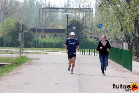 és befut a záróbusz megszemélyesítője Tóparti Futóparti futás