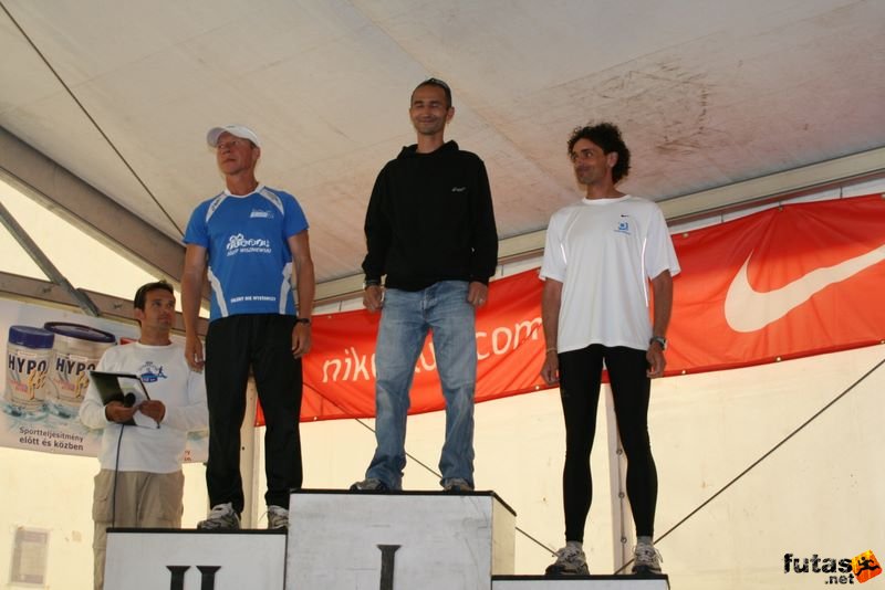 Ultrabalaton ultrabalaton_4475.jpg KURYŁO Piotr, BOCHONS Eusébio, Tóth Attila Medal and Finisher Ceremony, individual ultra Balaton runners ultrabalaton_4475.jpg KURYŁO Piotr, BOCHONS Eusébio, Tóth Attila
