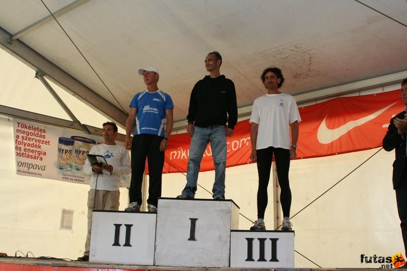 Ultrabalaton ultrabalaton_4476.jpg KURYŁO Piotr, BOCHONS Eusébio, Tóth Attila Medal and Finisher Ceremony, individual ultra Balaton runners ultrabalaton_4476.jpg KURYŁO Piotr, BOCHONS Eusébio, Tóth Attila