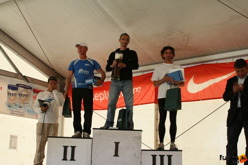 Ultrabalaton ultrabalaton_4486.jpg KURYŁO Piotr, BOCHONS Eusébio, Tóth Attila Medal and Finisher Ceremony, individual ultra Balaton runners ultrabalaton_4486.jpg KURYŁO Piotr, BOCHONS Eusébio, Tóth Attila