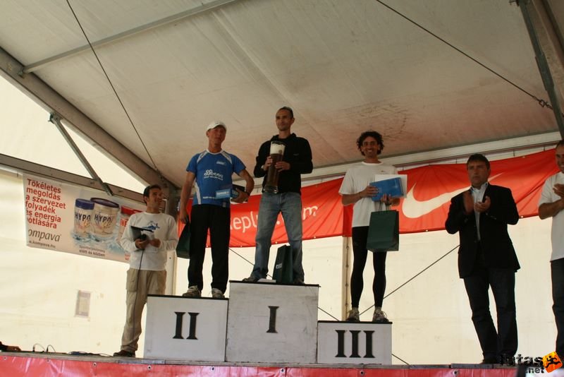 Ultrabalaton ultrabalaton_4487.jpg KURYŁO Piotr, BOCHONS Eusébio, Tóth Attila Medal and Finisher Ceremony, individual ultra Balaton runners ultrabalaton_4487.jpg KURYŁO Piotr, BOCHONS Eusébio, Tóth Attila