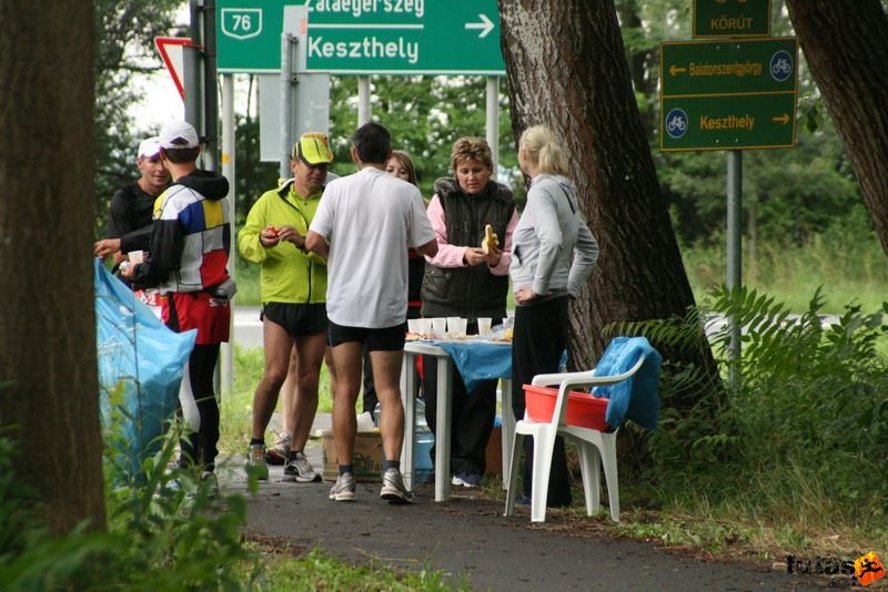 Ultrabalaton ultrabalaton_3893.jpg Balaton kör futás, Keszthely után elágazás Balatonberény felé frissítőpont Ultrabalaton Ultra running Balaton Balatonberény Balatonmáriafürdő Balatonboglár, ultrabalaton_3893.jpg, Balaton kör futás, Keszthely után elágazás Balatonberény felé frissítőpont