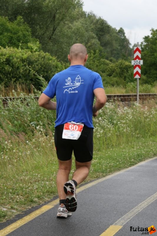 Ultrabalaton ultrabalaton_3835.jpg SÁROSI Gyula
Ultrabalaton finisher Sárvár ultrafutás pólóban Ultrabalaton Ultra running Balaton Nemesgulács Keszthely, ultrabalaton_3835.jpg, SÁROSI Gyula
Ultrabalaton finisher Sárvár ultrafutás pólóban