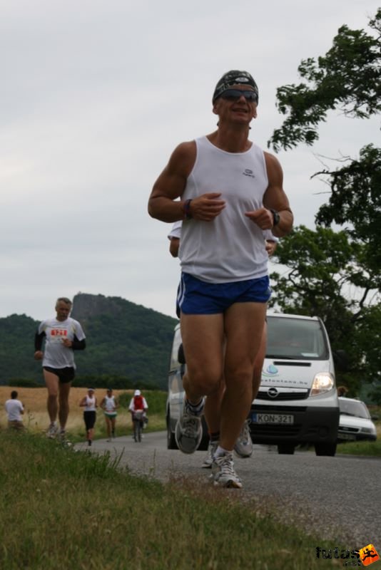 Ultrabalaton running Dörgicse Köveskál,, ultrabalaton_3558.jpg, Lajkó Csaba szorosan Tóth Attila nyomában