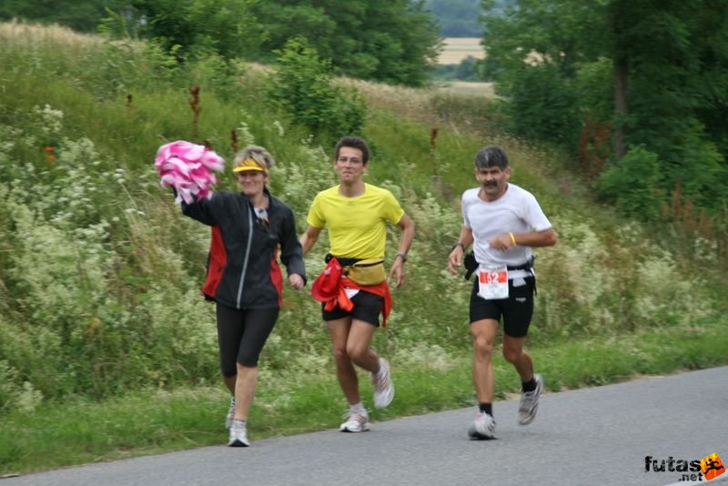 Ultrabalaton ultrabalaton_3598.jpg szurkoló és ultra futók Ultrabalaton running futás Köveskál után Nemesgulács felé,, ultrabalaton_3598.jpg, szurkoló és ultra futók