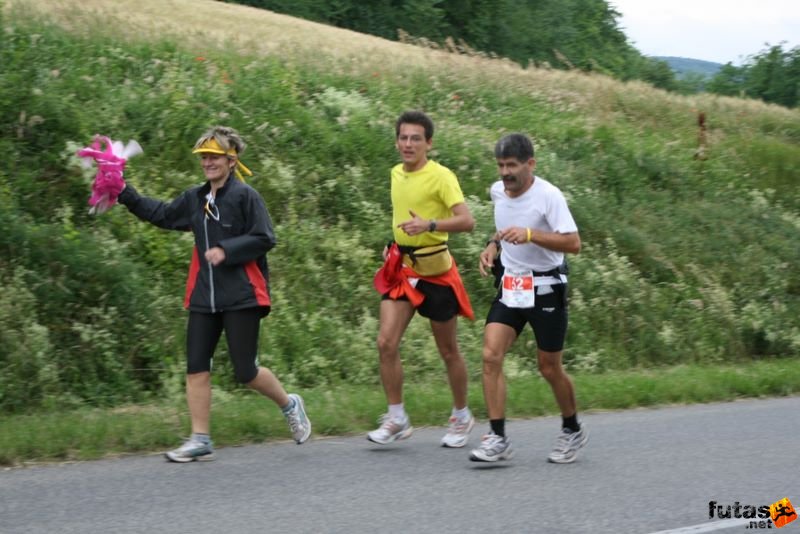 Ultrabalaton ultrabalaton_3599.jpg Yoyoo, Béla, Farkas Ultrabalaton running futás Köveskál után Nemesgulács felé,, ultrabalaton_3599.jpg, Yoyoo, Béla, Farkas