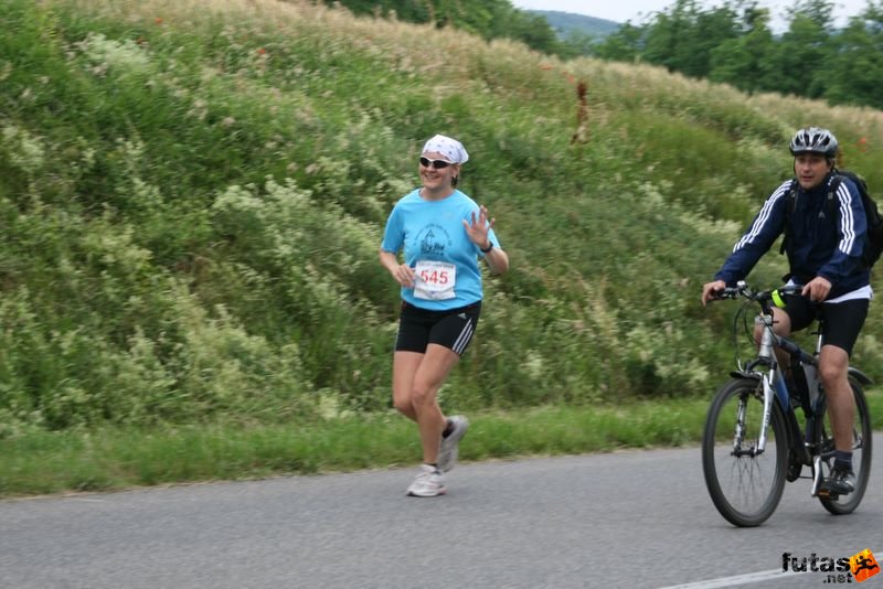 Ultrabalaton ultrabalaton_3601.jpg Anita UB 2009 Ultrabalaton running futás Köveskál után Nemesgulács felé,, ultrabalaton_3601.jpg, Anita UB 2009