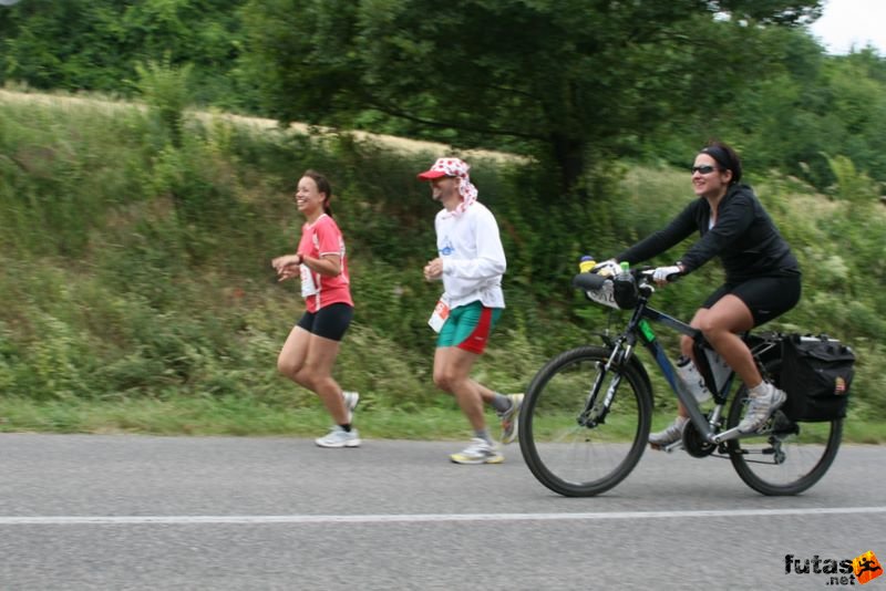 Ultrabalaton ultrabalaton_3612.jpg Baddi kerékpáros kísérője Mamba Ultrabalaton running futás Köveskál után Nemesgulács felé,, ultrabalaton_3612.jpg, Baddi kerékpáros kísérője Mamba