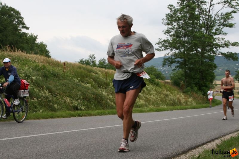 Ultrabalaton ultrabalaton_3638.jpg Méreg József ultrafutó Ultrabalaton running futás Köveskál után Nemesgulács felé,, ultrabalaton_3638.jpg, Méreg József ultrafutó