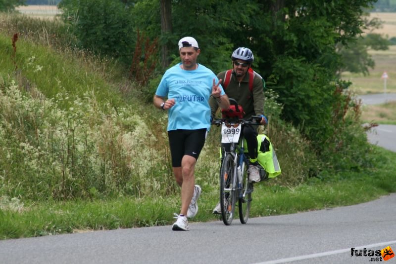 Ultrabalaton ultrabalaton_3650.jpg SOÓS Péter Ultrabalaton finisher 212 km 29:37:22 Ultrabalaton running futás Köveskál után Nemesgulács felé,, ultrabalaton_3650.jpg, SOÓS Péter Ultrabalaton finisher 212 km 29:37:22
