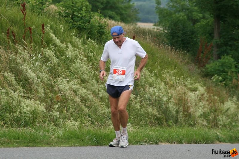 Ultrabalaton ultrabalaton_3671.jpg Bögi Sándor Ultrabalaton finisher Ultrabalaton running futás Köveskál után Nemesgulács felé,, ultrabalaton_3671.jpg, Bögi Sándor Ultrabalaton finisher