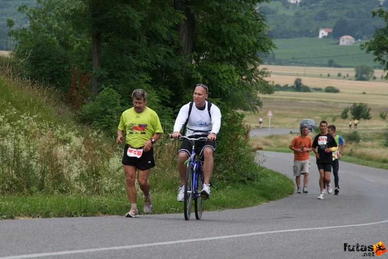 Ultrabalaton ultrabalaton_3676.jpg KOSTYSZYN Manfred ultra runner from Germany Ultrabalaton running futás Köveskál után Nemesgulács felé,, ultrabalaton_3676.jpg, KOSTYSZYN Manfred ultra runner from Germany