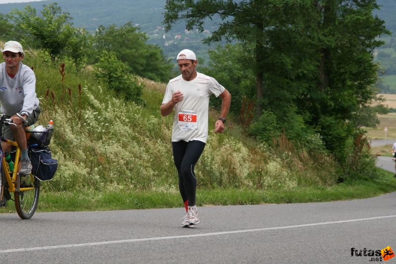 Ultrabalaton ultrabalaton_3681.jpg ZSÉFÁR Lajos ultrafutó Ultrabalaton running futás Köveskál után Nemesgulács felé,, ultrabalaton_3681.jpg, ZSÉFÁR Lajos ultrafutó