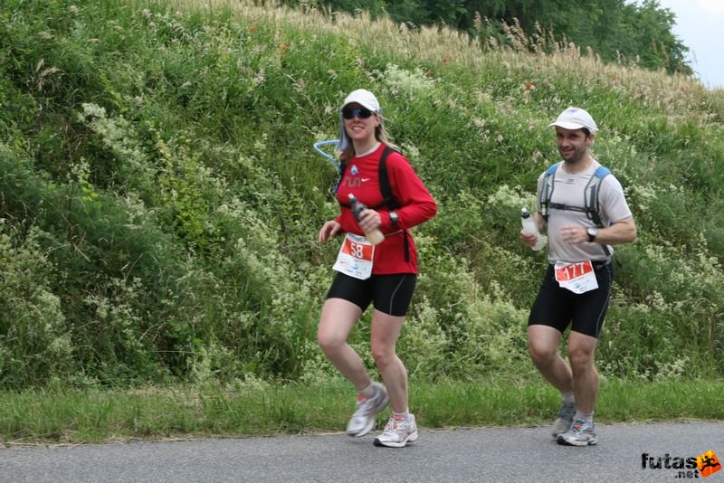 Ultrabalaton ultrabalaton_3702.jpg Gurdon Évi ultrafutó Ultrabalaton finisher Ultrabalaton running futás Köveskál után Nemesgulács felé,, ultrabalaton_3702.jpg, Gurdon Évi ultrafutó Ultrabalaton finisher