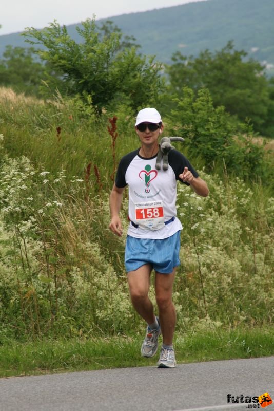 Ultrabalaton ultrabalaton_3715.jpg Lydérch a macskás futó Ultrabalaton running futás Köveskál után Nemesgulács felé,, ultrabalaton_3715.jpg, Lydérch a macskás futó