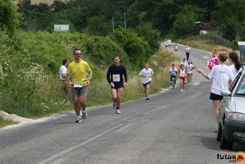 Ultrabalaton ultrabalaton_3382.jpg szurkolók biztatják a futókat Ultrabalaton ultra running , Tihany Dörgicse futószakasz,, ultrabalaton_3382.jpg, szurkolók biztatják a futókat