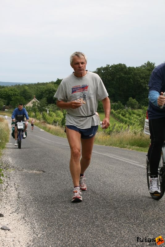 Ultrabalaton ultrabalaton_3435.jpg Méreg József, energia feltöltés Ultrabalaton ultra running , Tihany Dörgicse futószakasz,, ultrabalaton_3435.jpg, Méreg József, energia feltöltés