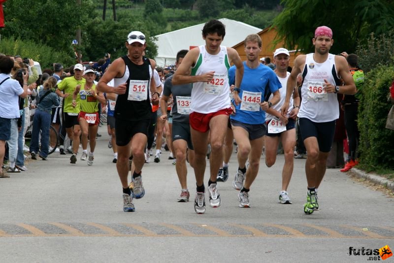 Ultrabalaton ultrabalaton_3130.jpg a váltó futók belekezdtek Run Ultrabalaton, Tihany Start, ultrabalaton_3130.jpg, a váltó futók belekezdtek