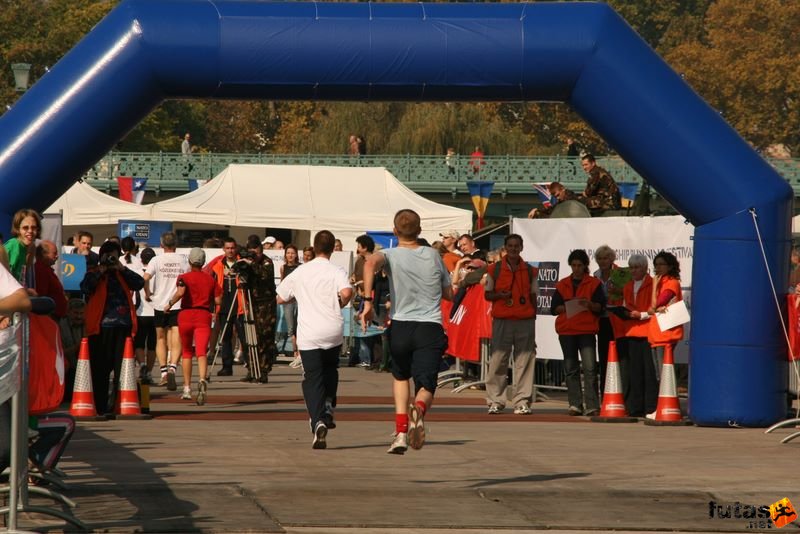 Nato futás nato_running_291.jpg 10 kilométeres futóverseny befutó Nato futás, Budapest Futóvesztivál, nato_running_291.jpg, 10 kilométeres futóverseny befutó
