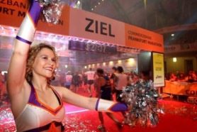 Pompom lány a frankfurti maraton befutójánál