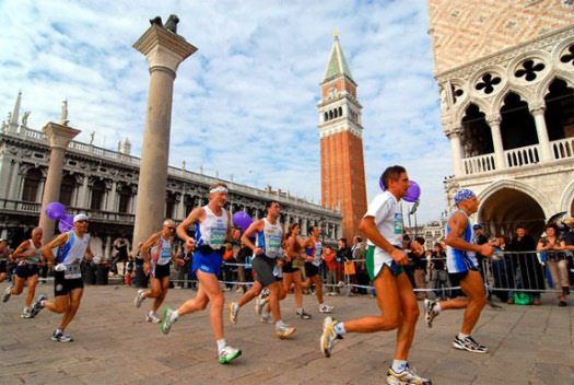 Velence Marathon A mezőny a Szent Márk téren egy korábbi évben, idén nem volt ilyen szép az idő