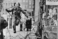menekülő határőr a berlini falnál