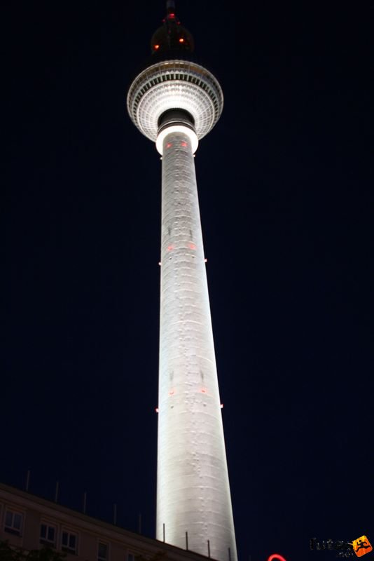 Berlin TV Tower Weight of the shaft: 26,000 tonnes tv tower Berlin TV Tower, Berlin TV Torony, Berliner Fernsehturm, Weight of the shaft: 26,000 tonnes tv tower