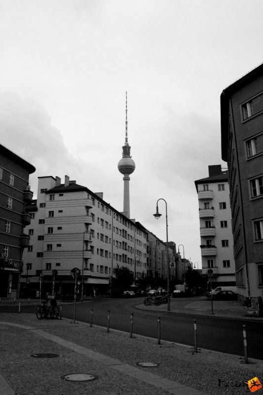 Berlin TV Tower Berlin TV tower was constructed between 1965 and 1969 by the former German Democratic Republic Berlin TV Tower, Berlin TV Torony, Berliner Fernsehturm, Berlin TV tower was constructed between 1965 and 1969 by the former German Democratic Republic