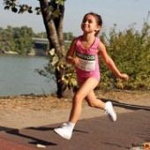 szigeti futás a reggeli futáson - kislány körbefutja  a szigetet