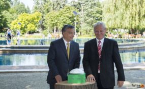 Orbán Viktor miniszterelnök és Tarlós István főpolgármester a felújított margitszigeti szökőkút avatásán 2013-ban