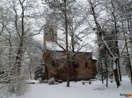 Szent Mihályról elnevezett kápolna téli havazásban