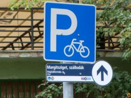 Kerékpártartó a víztorony előtt és útjelző tábla a margitszigeti  szállodák felé